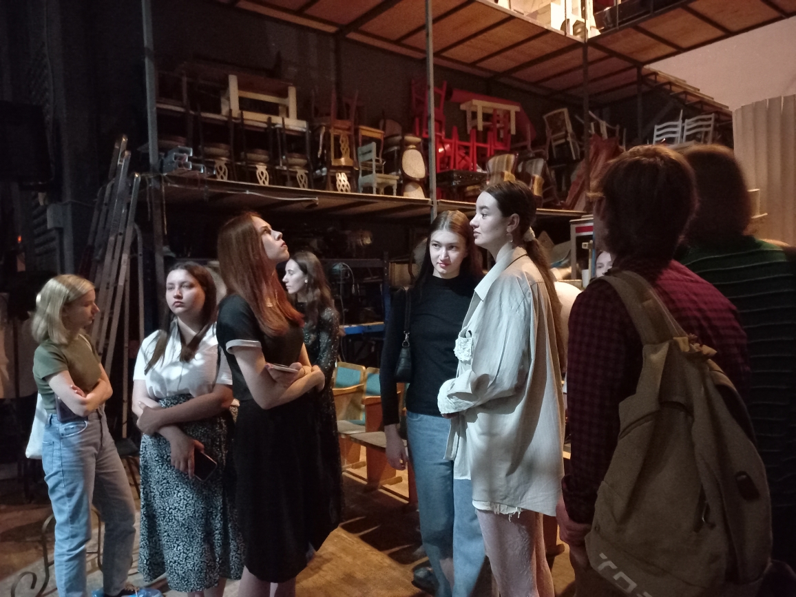 Студенты группы 22ИПД1 побывали на экскурсии в закулисье Пензенского областного драматического театра им. А. В. Луначарского